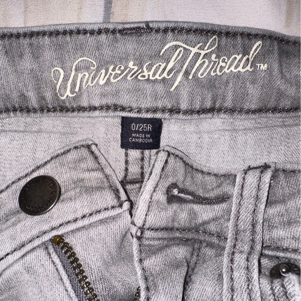 Universal Thread Gray Jeans with Distressed Details‎